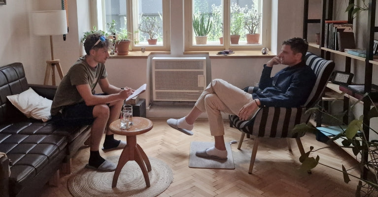 Maminka drží kartu