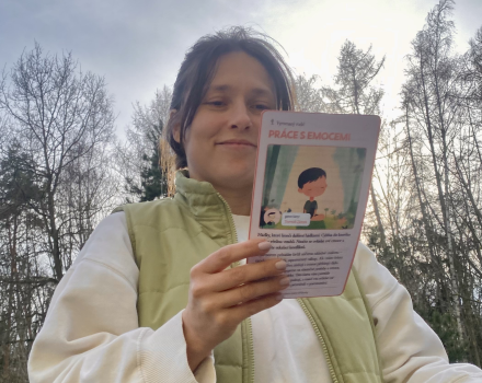 Maminka drží kartu